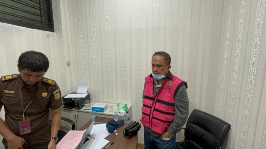 IH selaku Komisaris PT Solitech Media Sinergy (SMS) mengenakan rompi tahanan berwarna merah jambu. Foto: Dok Pidsus Kejaksaan Agung