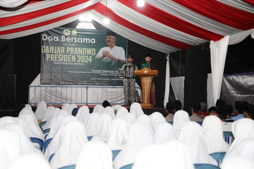 Relawan Santri Dukung Ganjar (SDG) menyalurkan program bantuan berupa semen, pasir dan keramik guna keperluan pembangunan perluasan kapasitas umat gedung masjid di Pondok Pesantren Al Amin, Kabupaten Kuningan, Jawa Barat, Senin (6/2). Foto: SDG Jawa Barat