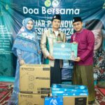 Kumpulan santri di Jawa Barat (Jabar) tergabung dalam jaringan relawan Santri Dukung Ganjar (SDG) Jabar memberikan bantuan perangkat komputer bagi Pondok Pesantren (Ponpes) Addzimat DAI Indonesia di Desa Jelegong, Rancaekek, Bandung. Sekaligus mendoakan agar Ganjar menjadi Calon Presiden 2024. Foto: SDG