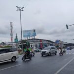 Perempatan traffick light/lampu merah kawasan Rawamangun, Pulogadung, Jakarta Timur, Selasa (7/2). Foto: Joesvicar Iqbal/ipol.id