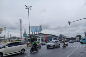 Perempatan traffick light/lampu merah kawasan Rawamangun, Pulogadung, Jakarta Timur, Selasa (7/2). Foto: Joesvicar Iqbal/ipol.id