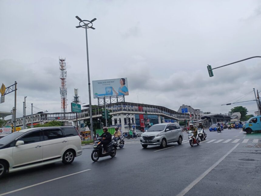 Perempatan traffick light/lampu merah kawasan Rawamangun, Pulogadung, Jakarta Timur, Selasa (7/2). Foto: Joesvicar Iqbal/ipol.id