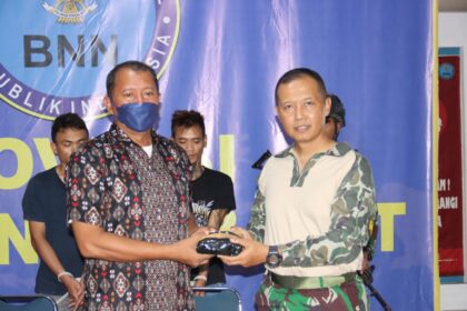Dansatgas Pamtas Yonif 645/Gty, Letkol Inf Hudallah (kanan) saat menyerahkan barang bukti narkoba tersebut kepada Kabid Pemberantasan BNN Kalbar, Kombes Pol Made Sugawa. Foto: Dok Dinas Penerangan Angkatan Darat (Dispenad)