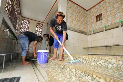 Ganjar Muda Padjadjaran (GMP) melakukan bakti sosial membersihkan lingkungan dan menggelar giat ngobrol perkara iman (ngopi) di wilayah Dusun Turisari, Desa Mekarmaya, Kec. Cilamaya Wetan, Kab. Karawang, Jawa Barat, Selasa (7/2). Foto: GMP