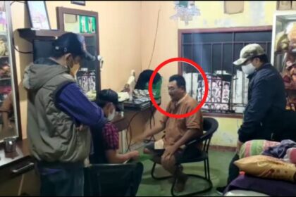Agus Apriliana, 56, saat diamankan dari tempat persembunyiannya di Jalan H Mentul, Jatiasih, Kabupaten Bekasi, Provinsi Jawa Barat, Kamis (9/2) sekitar pukul 22.45 WIB. Foto: Dok Tim Tabur Kejaksaan Agung