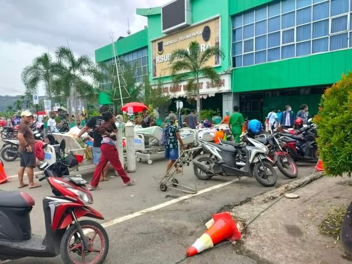 Pascagempa M5.4 Kota Jayapura, sebanyak 2.136 jiwa mengungsi dan tersebar di 15 titik, Jumat (10/2). Akibat gempa merusak sejumlah bangunan rumah warga, hotel hingga cafe. Foto: BNPB