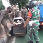 Razia pemerlu pelayanan kesejahteraan sosial (PPKS) dilakukan petugas gabungan di Kecamatan Pulogadung dan Matraman, Jakarta Timur, Jumat (10/2). Foto: Joesvicar Iqbal/ipol.id