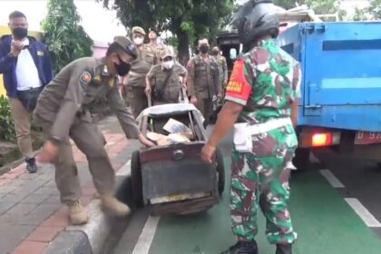 Razia pemerlu pelayanan kesejahteraan sosial (PPKS) dilakukan petugas gabungan di Kecamatan Pulogadung dan Matraman, Jakarta Timur, Jumat (10/2). Foto: Joesvicar Iqbal/ipol.id