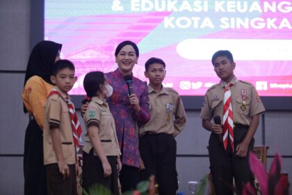 Kepala Eksekutif Pengawas Perilaku Pelaku Usaha Jasa Keuangan, Edukasi dan Pelindungan Konsumen OJK Friderica Widyasari Dewi turun langsung menyampaikan edukasi keuangan ke ratusan pelajar SD dan SMP yang hadir di Balai Kota Singkawang.