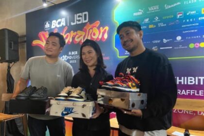 BCA Dukung Industri Sneaker Bertumbuh - BCA mengukuhkan komitmen mendukung Jakarta Sneaker Day mencapai visi mereka "Sneaker for All". Dalam acara Konferensi Pers Jakarta Sneaker Day X BCA, (9/2). Turut hadir Co-Founder Jakarta Sneaker Day Andre Noelfry (kiri), Vice President BCA Ana Rahmat (tengah) serta Event Director Jakarta Sneaker Day Trias Jaka Arfa (kanan), membahas aneka program menarik pada gelaran Jakarta Sneaker Day dalam rangkaian kegiatan BCA Expoversary 2023 di akhir Februari mendatang. Foto: Ist