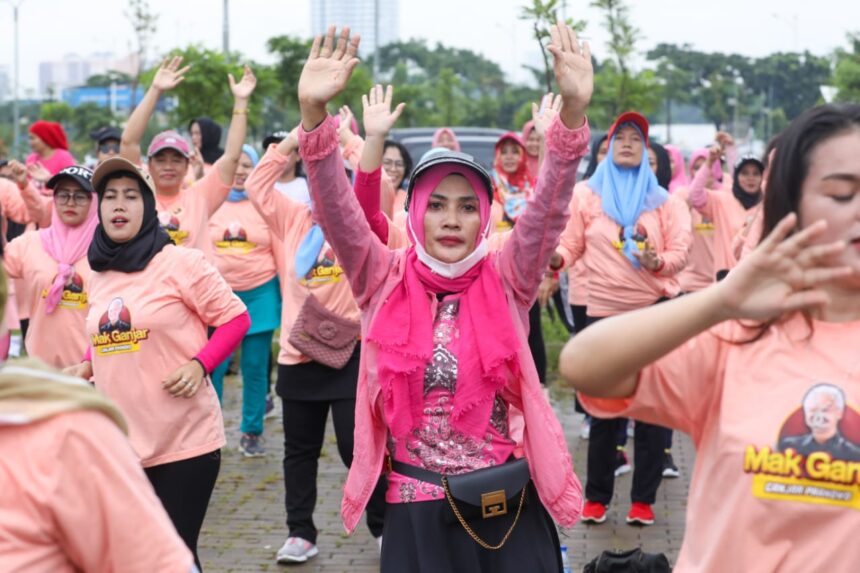 Ratusan emak-emak mengikuti olah raga Senam Sehat dan Demo Masak Ceria yang digelar oleh Koordinator Wilayah (Korwil) Mak Ganjar Jabodetabek, Evy Nafisah, menggandeng komunitas Ayo Olahraga di kawasan Duri Kosambi, Cengkareng, Jakarta Barat, pada Sabtu (11/2). Foto: Mak Ganjar