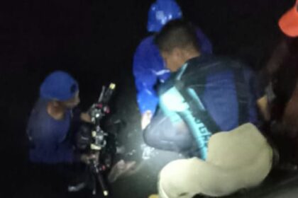 Sejumlah petugas Sudin Penanggulangan Kebakaran dan Penyelamatan (Gulkarmat) Jakarta Timur berhasil mengevakuasi sepeda motor korban A, 15, yang tercebur di aliran kali di Jalan Utan Kayu Utara, Kecamatan Matraman, Jumat (10/2) malam. Foto: Sudin Gulkarmat Jakarta Timur