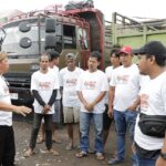 Relawan pendukung Ganjar Pranowo tergabung dalam Komunitas Supir Truk (KST) Indonesia silaturahmi ke Persatuan Pengemudi Bak Triway Indonesia di Kabupaten Bandung, Sabtu (11/2). Mereka juga mengecat bagian truk dan menempel stiker guna mempercantik bodi truk. Foto: KST Indonesia