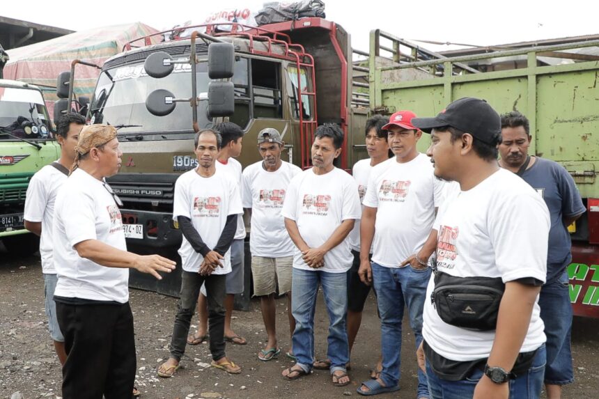 Relawan pendukung Ganjar Pranowo tergabung dalam Komunitas Supir Truk (KST) Indonesia silaturahmi ke Persatuan Pengemudi Bak Triway Indonesia di Kabupaten Bandung, Sabtu (11/2). Mereka juga mengecat bagian truk dan menempel stiker guna mempercantik bodi truk. Foto: KST Indonesia