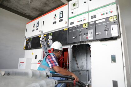 PT PLN (Persero) siap memasok listrik andal berbasis Energi Baru Terbarukan (EBT) untuk mendukung perhelatan internasional kompetisi balap perahu supercepat F1 Powerboat (F1H2O) di Balige, Kabupaten Toba, Sumatera Utara pada 24-26 Februari 2023 mendatang. Foto: PT PLN (Persero)