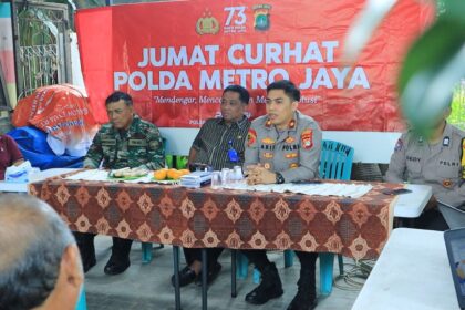 Kapolsek Setiabudi, Kompol Arif Purnama Oktora dan jajaran temui warga di Kelurahan Karet, Kecamatan Setiabudi, Jakarta Selatan, belum lama ini. Foto: Ist