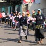 Ratusan warga Bandung antusias mengikuti kegiatan jalan sehat yang digelar sukarelawan Ganjar Muda Padjajaran (GMP) di GOR Arcamanik, Kecamatan Arcamanik, Kota Bandung, Minggu (19/2) pagi. Foto: GMP