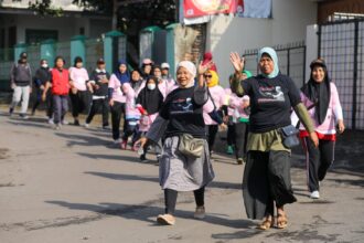 Ratusan warga Bandung antusias mengikuti kegiatan jalan sehat yang digelar sukarelawan Ganjar Muda Padjajaran (GMP) di GOR Arcamanik, Kecamatan Arcamanik, Kota Bandung, Minggu (19/2) pagi. Foto: GMP