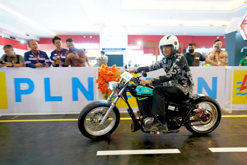 Perhelatan Indonesia Internasional Motor Show (IIMS) 2023 yang berlangsung di JIEXPO Kemayoran Jakarta pada 16-26 Februari menjadi ajang bagi PLN untuk mengkampanyekan kendaraan listrik kepada masyarakat. Foto: PT PLN (Persero)