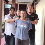 Pelaku pembunuhan Sulistyo, 60, ditangkap aparat Polsek Makasar, Jakarta Timur. Pelaku telah merencanakan membunuh isteri sirinya F, 38, di kamar penginapan di kawasan Pinang Ranti, Makasar, Senin (20/2). Foto: Ist