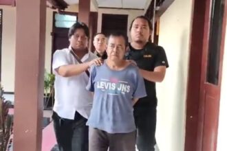 Pelaku pembunuhan Sulistyo, 60, ditangkap aparat Polsek Makasar, Jakarta Timur. Pelaku telah merencanakan membunuh isteri sirinya F, 38, di kamar penginapan di kawasan Pinang Ranti, Makasar, Senin (20/2). Foto: Ist
