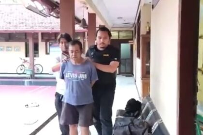 Pelaku pembunuhan Sulistyo, 60, kini dalam pemeriksaan aparat Polsek Makasar, Jakarta Timur. Pelaku tidak menyesali perbuatannya yang membunuh isteri sirinya F, 38, di kamar penginapan di kawasan Pinang Ranti, Makasar, Senin (20/2). Foto: Ist