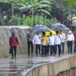 Presiden Jokowi dan Pj Gubernur DKI Jakarta, Heru Budi Hartono meninjau kembali proyek normalisasi sungai Ciliwung. Foto: Pemkot Jaksel