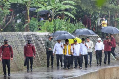 Presiden Jokowi dan Pj Gubernur DKI Jakarta, Heru Budi Hartono meninjau kembali proyek normalisasi sungai Ciliwung. Foto: Pemkot Jaksel