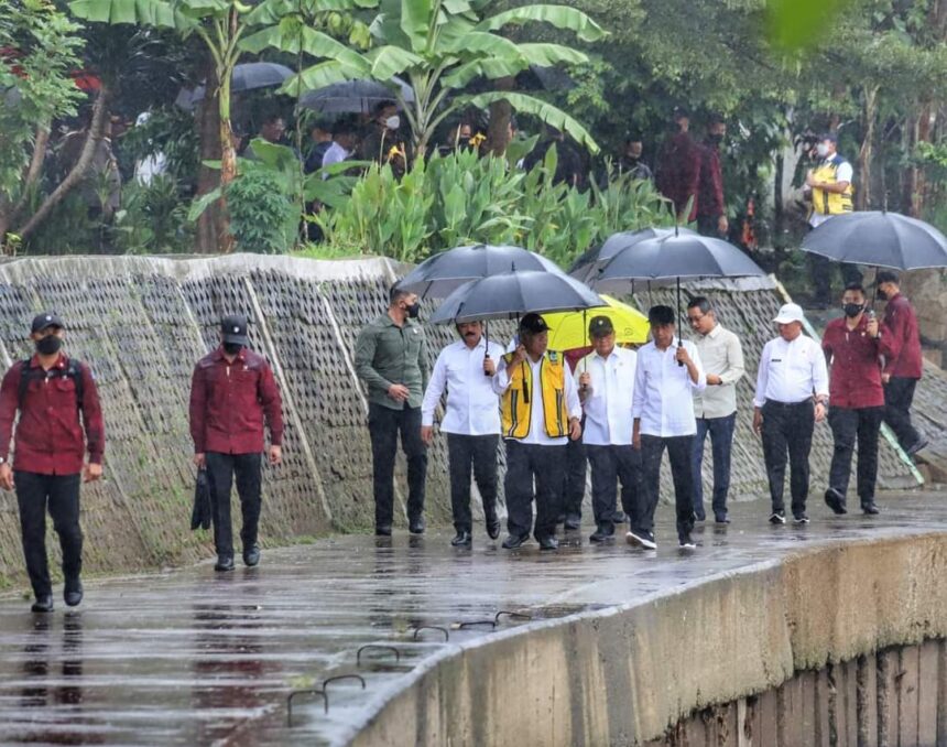 Presiden Jokowi dan Pj Gubernur DKI Jakarta, Heru Budi Hartono meninjau kembali proyek normalisasi sungai Ciliwung. Foto: Pemkot Jaksel