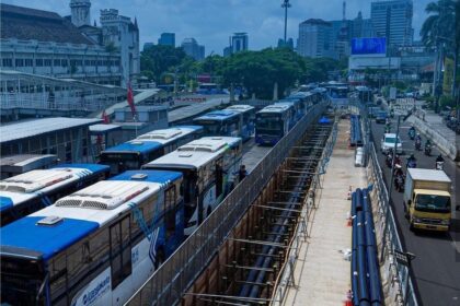 PT Transjakarta melakukan relokasi tiga halte imbas adanya proyek MRT. Foto: IG MRT Jakarta