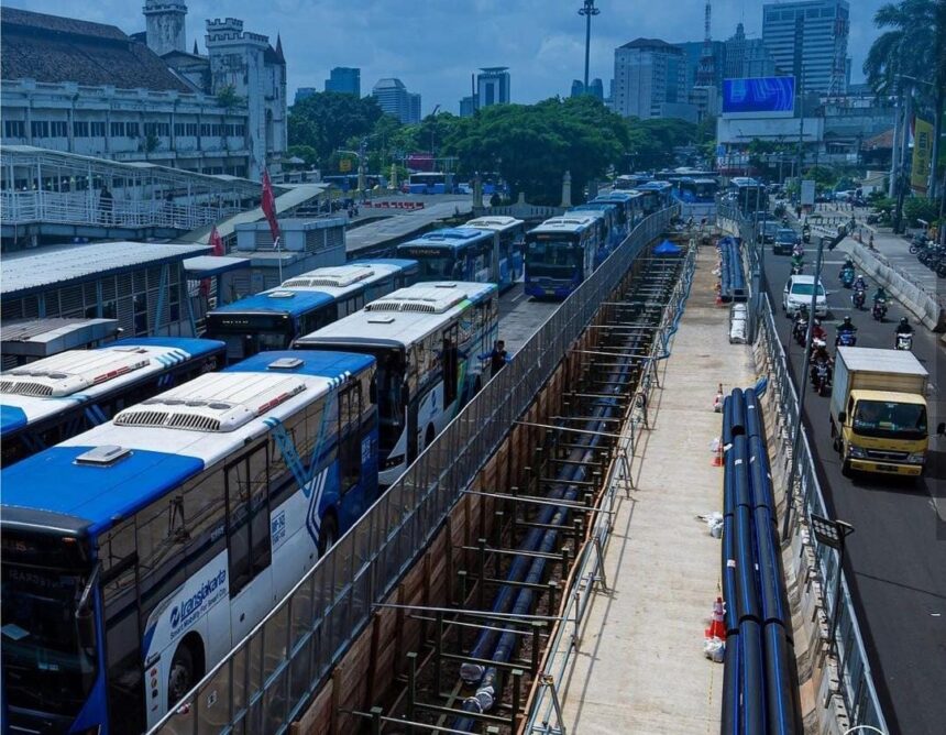 PT Transjakarta melakukan relokasi tiga halte imbas adanya proyek MRT. Foto: IG MRT Jakarta