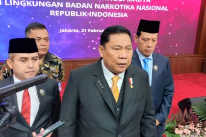 Kepala Badan Narkotika Nasional (BNN) RI, Komjen Pol Petrus Reinhard Golose didampingi Brigjen Pol Tantan Sulistyana selaku Sekretaris Utama (Sestama) BNN dan Brigjen Pol I Wayan Sugiri sebagai Deputi Pemberantasan BNN yang baru, di Markas BNN, Cawang, Jakarta Timur, Selasa (21/2). Foto: Joesvicar Iqbal/ipol.id