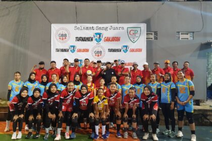Sukarelawan Ganjaran Buruh Berjuang (GBB) berswafoto bersama peserta lomba voli putri dalam kegiatan Turnamen Ganjaran bersama Warung Ganjaran di Kampung Penas, Kecamatan Jatinegara, Jakarta Timur, Selasa (21/2). Foto: GBB