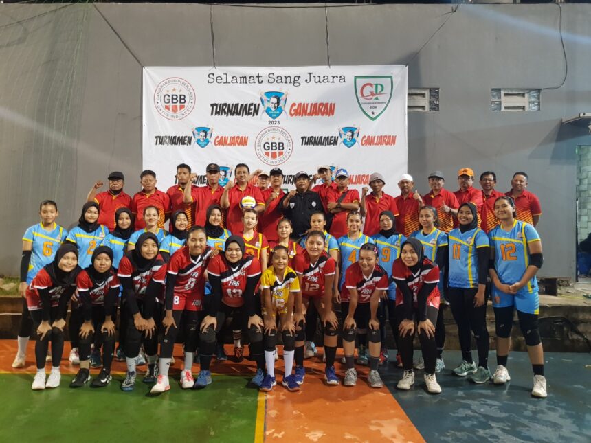 Sukarelawan Ganjaran Buruh Berjuang (GBB) berswafoto bersama peserta lomba voli putri dalam kegiatan Turnamen Ganjaran bersama Warung Ganjaran di Kampung Penas, Kecamatan Jatinegara, Jakarta Timur, Selasa (21/2). Foto: GBB