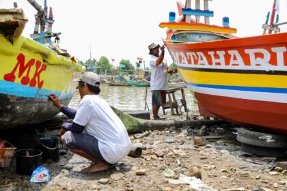 Puluhan nelayan di Desa Bandengan, Kecamatan Mundu, Kabupaten Cirebon, Jawa Barat, semringah setelah mendapatkan bantuan cat, kuas dan thinner dari sukarelawan Komunitas Nelayan Pesisir Dukung Ganjar Jawa Barat, pada Selasa (21/2) siang. Mereka antusias langsung mengecat perahunya di lokasi. Foto: Komunitas Nelayan Pesisir