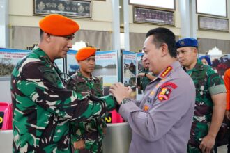 Kapolri Jenderal Listyo Sigit Prabowo mengucapkan terima kasihnya kepada prajurit TNI Kopda Ahmad Novrizal, dan menyalami satu per satu tim evakuasi gabungan yang mengawal tandu Kapolda Jambi ke helikopter di Bandara Sultan Thaha Saifuddin, Jambi, Rabu (22/2). Foto: Divhumas Polri