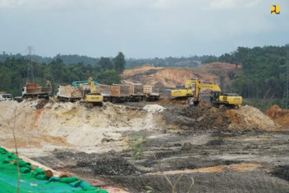 Presiden Joko Widodo (Jokowi) didampingi Menteri Pekerjaan Umum dan Perumahan Rakyat (PUPR) Basuki Hadimuljono dan Kepala Otorita Ibu Kota Nusantara (IKN) Bambang Susantono meninjau pembangunan Jalan Tol menuju ke Kawasan Inti Pusat Pemerintahan (KIPP) IKN, Kalimantan Timur, Rabu (22/2/2023).