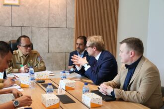 Dirjen Dukcapil Zudan Arif Fakrulloh kembali menerima kunjungan Tim Pakar Cybersecurity dari Cybernetica, Estonia, di Kantor Ditjen Dukcapil, Jakarta, Selasa (21/2). Foto: Dok Ditjen Dukcapil Kemendagri