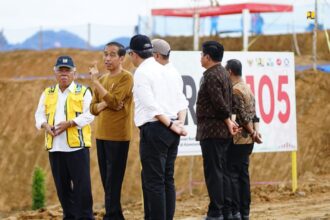Menteri Basuki Dampingi Presiden Jokowi Tinjau Pembangunan Rumah Tapak Jabatan Menteri di IKN. Foto: Humas PUPR