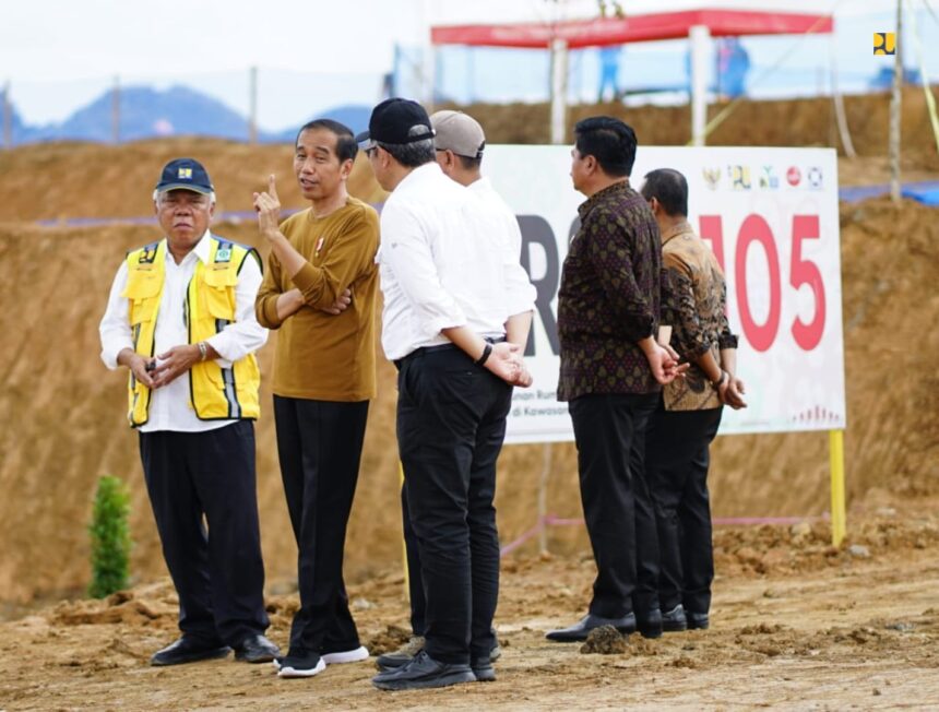 Menteri Basuki Dampingi Presiden Jokowi Tinjau Pembangunan Rumah Tapak Jabatan Menteri di IKN. Foto: Humas PUPR