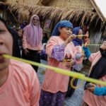 Antusiasme, keceriaan emak-emak warga terdampak gempa Cianjur saat mengikuti kegiatan trauma healing yang diadakan oleh para relawan Mak Ganjar di Kampung Salakawung, Desa Sarampad, Kecamatan Cugenang, Kabupaten Cianjur, Jawa Barat, Kamis (23/2). Foto: Mak Ganjar