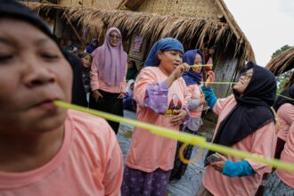 Antusiasme, keceriaan emak-emak warga terdampak gempa Cianjur saat mengikuti kegiatan trauma healing yang diadakan oleh para relawan Mak Ganjar di Kampung Salakawung, Desa Sarampad, Kecamatan Cugenang, Kabupaten Cianjur, Jawa Barat, Kamis (23/2). Foto: Mak Ganjar