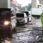 Sejumlah pengguna jalan harus berhati-hati imbas banjir yang meluap ke jalanan. Foto: twitter @jalur5_