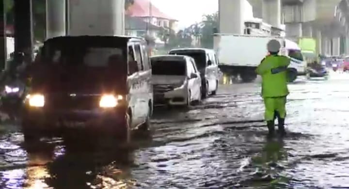 Sejumlah pengguna jalan harus berhati-hati imbas banjir yang meluap ke jalanan. Foto: twitter @jalur5_