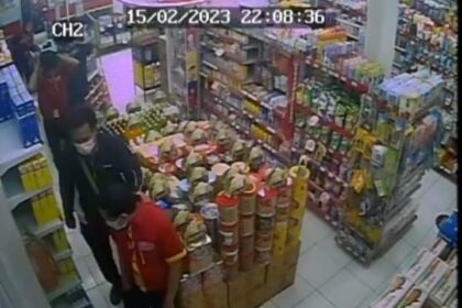 Dalam rekaman CCTV tampak komplotan pelaku perampokan bersenjata tajam menggiring korban pegawai minimarket ke gudang di Jalan Malaka Selatan, Kecamatan Duren Sawit, Jakarta Timur, pada Rabu (15/2). Foto: Ist