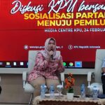 Peneliti BRIN sindir pemasangan atribut partai politik di jalanan yang merusak keindahan kota. Foto: KPU