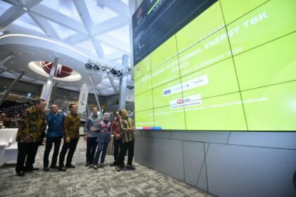 Pencatatan perdana saham Pertamina Geothermal Energi (PGE) di Bursa Efek Indonesia (BEI) dengan nama PGEO di Jakarta, Jumat (24/2). Foto: Pertamina (Persero) Tbk