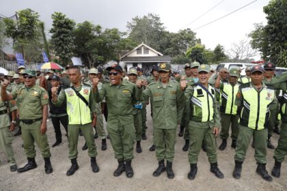 Ganjar Muda Padjajaran (GMP) mengadakan lomba Peraturan Baris Berbaris (PBB) untuk menarik minat dan semangat para pertahanan sipil (hansip) atau disebut pelindung masyarakat (linmas), Kamis (23/2). Foto: GMP