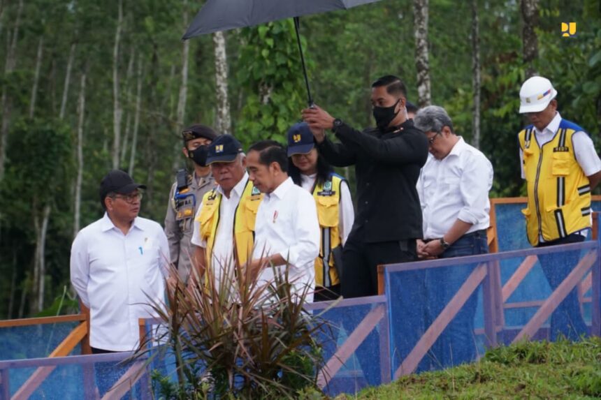 Usai bermalam di Ibu Kota Nusantara (IKN), Presiden Joko Widodo bersama Menteri Pekerjaan Umum dan Perumahan Rakyat (PUPR) Basuki Hadimuljono, Menteri BUMN Erick Thohir, Menteri Investasi/Kepala BKPM Bahlil Lahadalia, Menteri ATR/BPN Hadi Tjahjanto, Sekretaris Kabinet Pramono Anung, dan Kepala Otorita IKN Bambang Susantono meninjau Kawasan 1B, Ibu Kota Nusantara (IKN), Kabupaten Penajam Paser Utara, Jumat (24/2/2023).