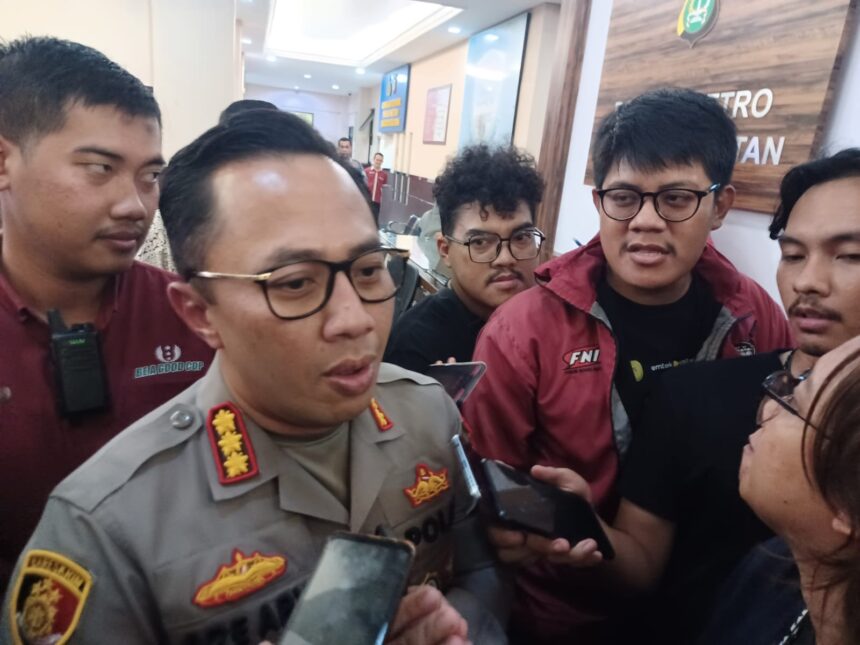 Kapolres Metro Jakarta Selatan Kombes Ade Ary Syam Indradi usai menggelar konpers ungkap tersangka baru Shane, 19, rekan tersangka Dandy, 20, dalam kasus penganiayaan kepada wartawan di Mapolrestro Jaksel, Jumat (24/2). Foto: Joesvicar Iqbal/ipol.id